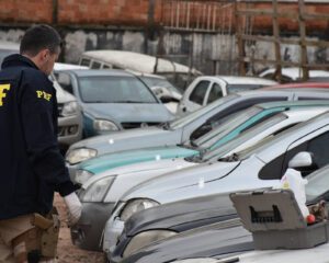 Leilão online da PRF oferece 370 veículos com documentação