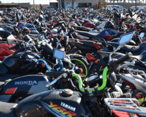 Leilão do Detran-RS tem motos a partir de R$ 600 e SUV avaliado em R$ 100 mil com lance inicial de R$ 35 mil