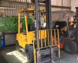 Empresa de papeis realiza leilão com 13 empilhadeiras a partir de R$ 15 mil