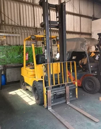 Empresa de papeis realiza leilão com 13 empilhadeiras a partir de R$ 15 mil