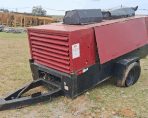 Leilão de empreiteira tem gerador de energia, caminhão F1.1000, tratores e equipamentos