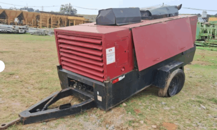 Leilão de empreiteira tem gerador de energia, caminhão F1.1000, tratores e equipamentos