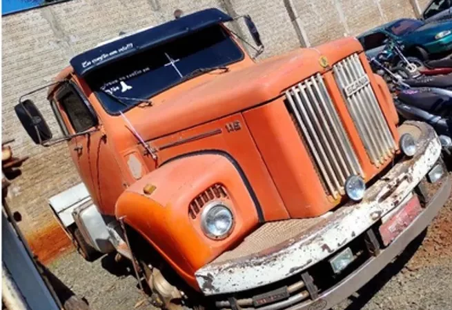 Leilão da PRF tem 21 Caminhões e Reboque