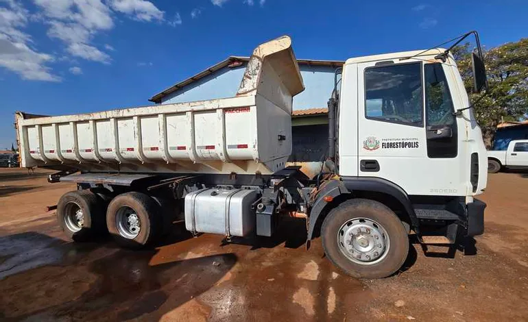 Caminhão Iveco Tector leilão veículos de Prefeitura no Paraná