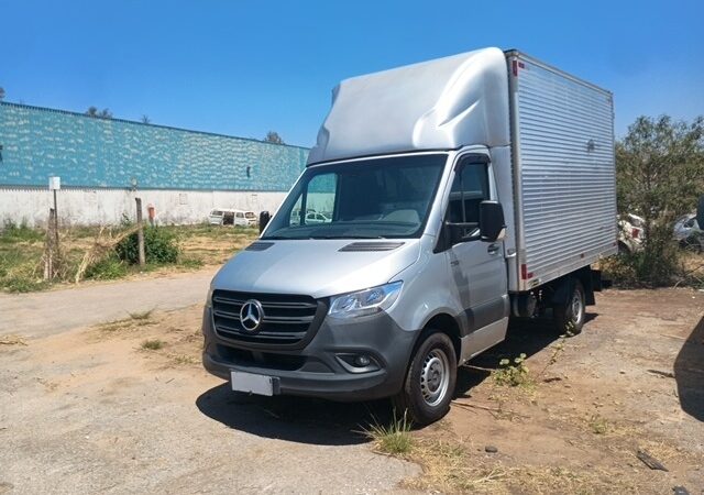 Leilão do Banco Mercedes Benz tem caminhão, Vans e Mini Escavadeira