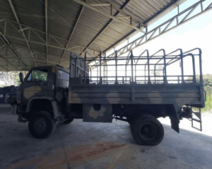 A Força Aérea Brasileira realiza leilão com caminhão militar, tratores e motos e materiais