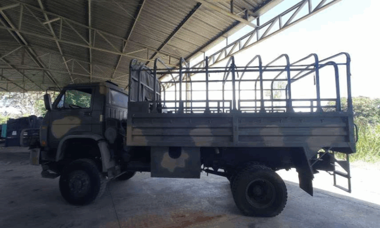 A Força Aérea Brasileira realiza leilão com caminhão militar, tratores e motos e materiais