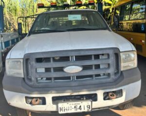 Caminhão Ford F4000 por R$ 19.900 Kombi por 6 milo reais no leilão