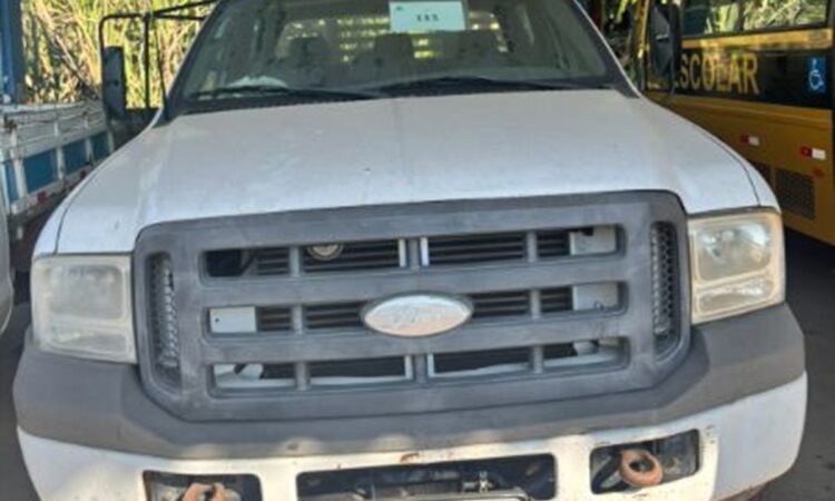 Caminhão Ford F4000 por R$ 19.900 Kombi por 6 milo reais no leilão