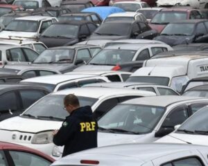 Leilão da PRF em Minas Gerais tem sucatas a partir de R$ 5 e Land Rover de luxo por R$ 30 mil