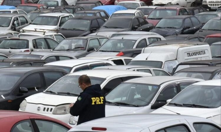 Leilão da PRF em Minas Gerais tem sucatas a partir de R$ 5 e Land Rover de luxo por R$ 30 mil