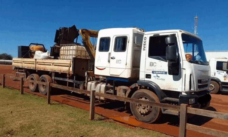 Leilão de Construtora tem Caminhão com Munck, Trator e outros equipamentos