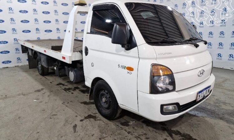 Leilão de veículos retomados de financiamento em São Paulo tem carros de luxo seminovos caminhonete, caminhão e trator