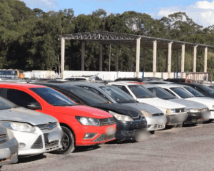 Leilão do Detran-DF tem Hilux por R$ 28 mil e moto BMW por R$ 12 mil