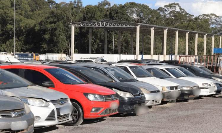 Leilão do Detran-DF tem Hilux por R$ 28 mil e moto BMW por R$ 12 mil