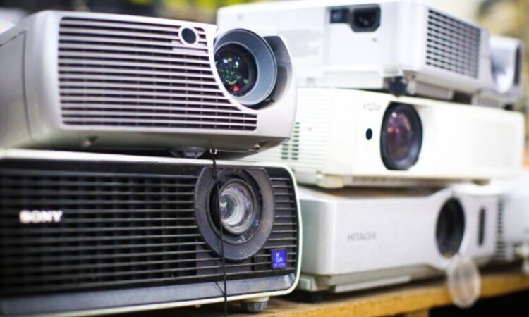 Leilão em SP tem notebooks, celulares e itens raros com lances baixos