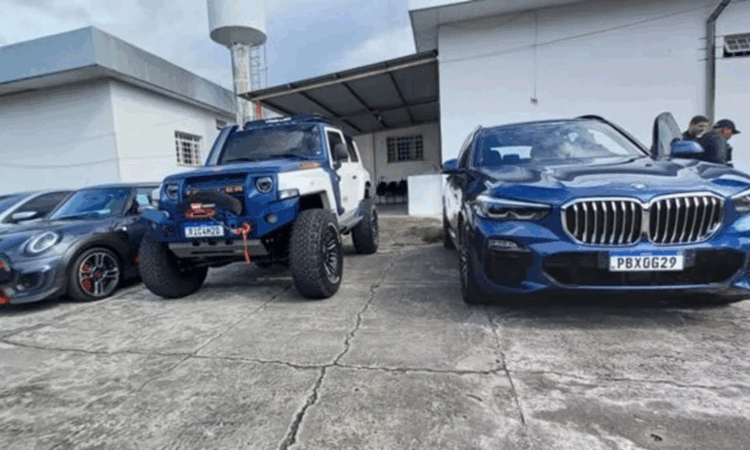Polícia Federal realiza leilão com ouro e carros de luxo apreendidos