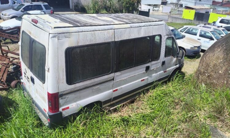 Prefeitura de Balneário Camboriú realiza leilão online com carros, motos e sucatas a partir de R$ 50