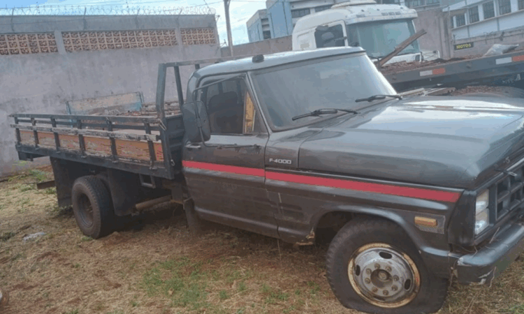 CAMINHÃO FORD F4000 leilão veículos pesados aprendidos da Polícia Federal