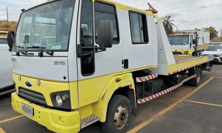 Leilão da Via Cristais tem caminhões guincho e munck muito abaixo do valor de mercado