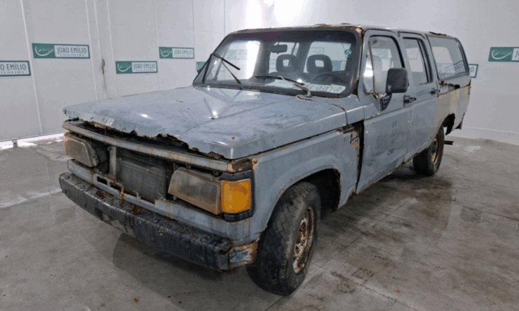 Leilão da Marinha oferece veículos raros e baratos: D20 por R$ 3 mil, Kombi e Santana por R$ 6 mil