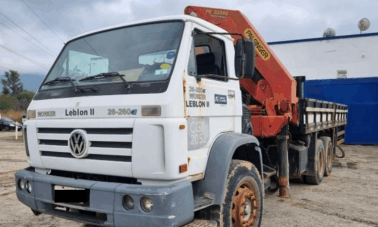 Leilão da empreiteira Andrade Gutierrez tem caminhão Mercedes, Scania e Volkswagen com munck a pata de R$ 100 mil