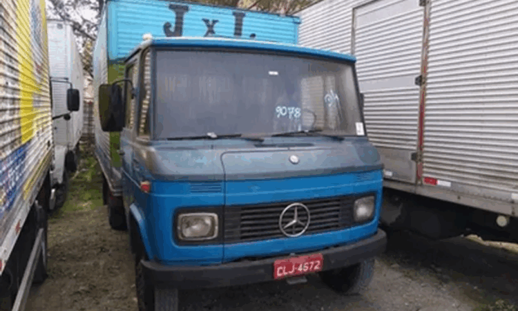 Caminhão Mercedes BENZ leilão do DER-SP