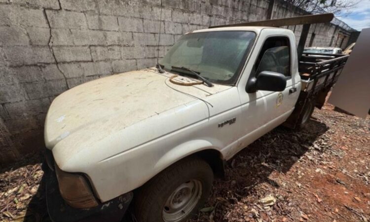 Leilão de Frota Municipal: Retroescavadeira, Ranger, Sprinter e Jetta com Lances a Partir de R$ 5 Mil!