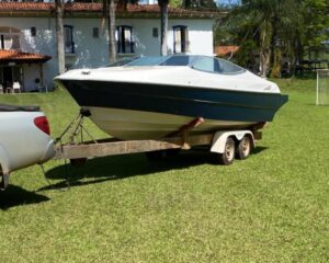 Leilão oferece avião bimotor e lancha com motor Mercury por metade do preço de mercado