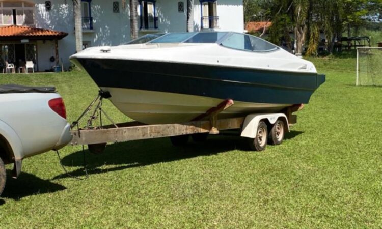 Leilão oferece avião bimotor e lancha com motor Mercury por metade do preço de mercado