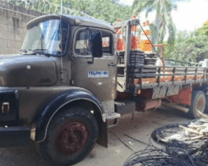 Leilão de Telefônica tem 10 caminhonetes Toyota Hilux cabine simples seminovas, motos e Caminhão