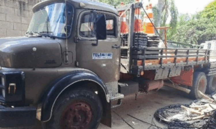 Leilão de Telefônica tem 10 caminhonetes Toyota Hilux cabine simples seminovas, motos e Caminhão