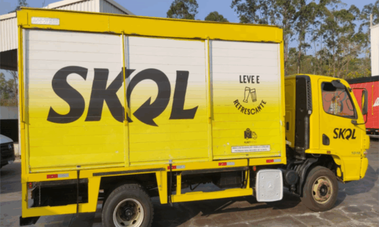 Leilão de frota tem caminhão Scania Volvo com Baú frigorifico a partir de 79 mil reais