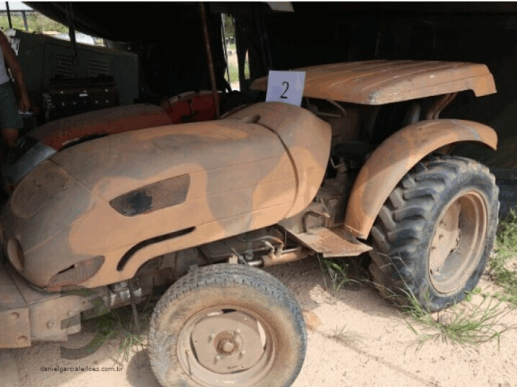 TRATOR SOBRE PNEUS DE POTÊNCIA ABAIXO DE 100 Leilão do Exército