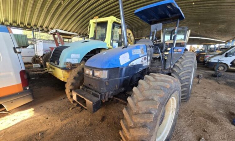 Prefeitura abre leilão com caminhão F4000, trator, Kombi e carros