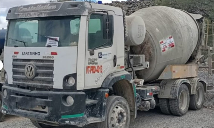 Leilão Andrade Gutierrez Tem Caminhões Pipa, Betoneira e Munck Volkswagen a Partir de R$ 100 Mil!