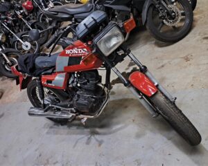 Leilão de veículos aprendidos no transito tem carro de Luxo Popular e motos