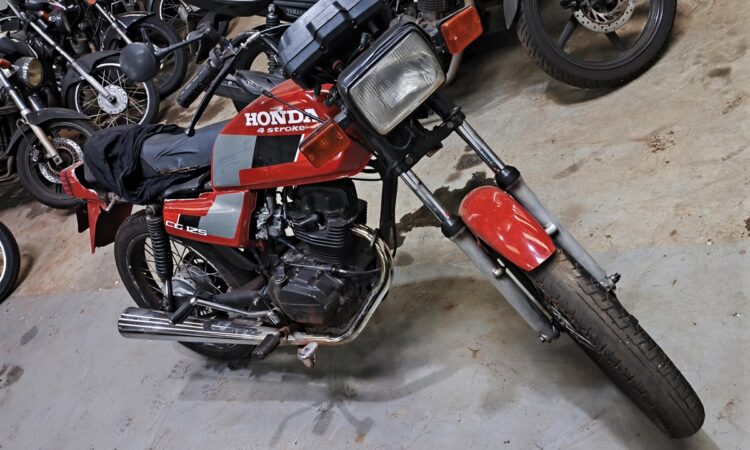 Leilão de veículos aprendidos no transito tem carro de Luxo Popular e motos