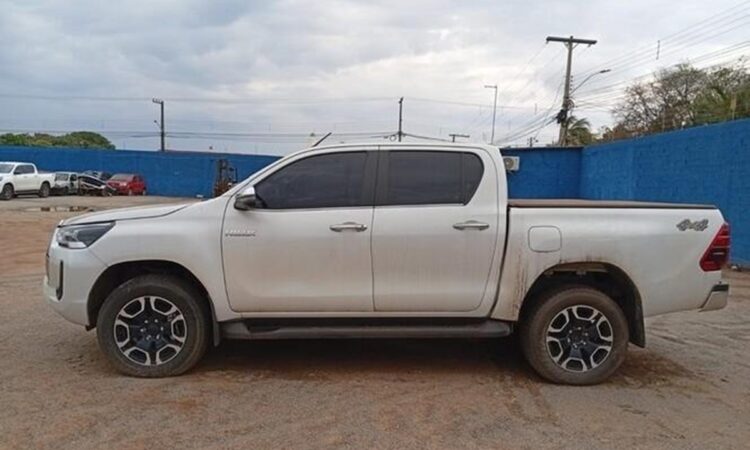 Leilão TJ-GO 2025: Hilux 23/24 por R$ 1.600, Silverado V8 por R$ 1.600 e Caminhão Mercedes por R$ 3.000 – Mais de 400 Veículos de 15 a 18/12!