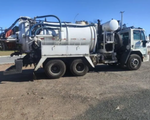 Leilão de companhia de saneamento tem caminhão com Munck, picapes e moto a partir de R$ 2 mil