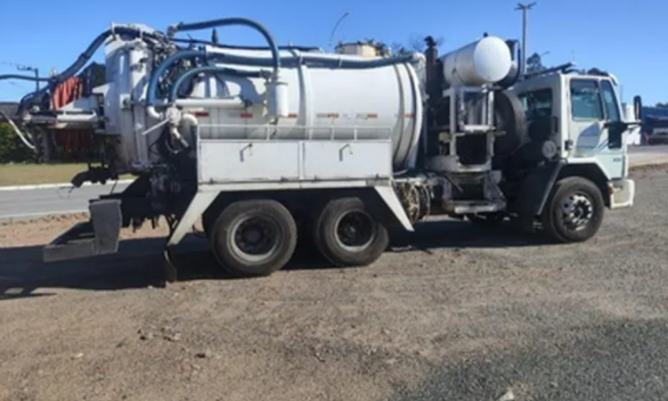 Leilão de companhia de saneamento tem caminhão com Munck, picapes e moto a partir de R$ 2 mil