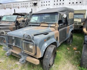 LAND ROVE DEFENDER 90 Leilão do Exército reúne 22 picapes 4x4