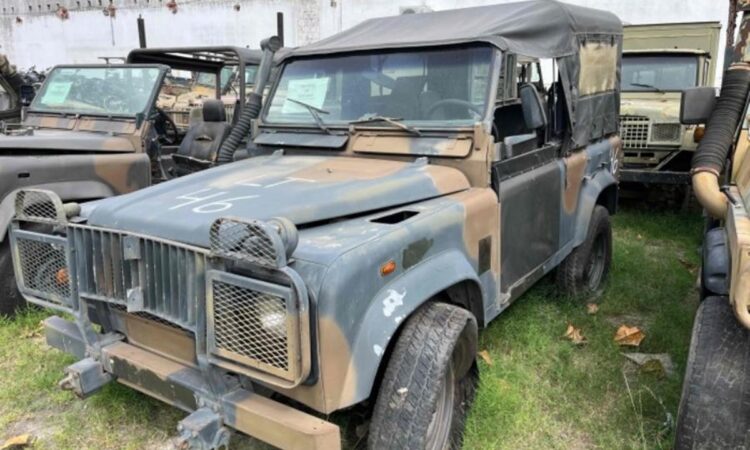 LAND ROVE DEFENDER 90 Leilão do Exército reúne 22 picapes 4x4