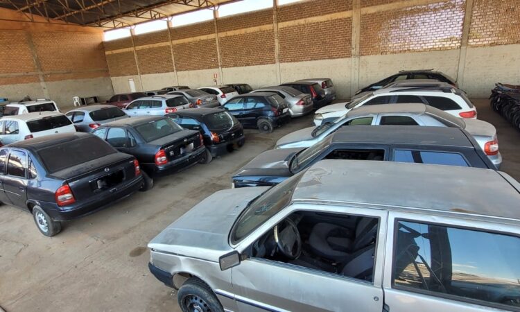 Leilão da PMMG em Uberlândia tem carros, motos e sucatas com lances a partir de R$ 200