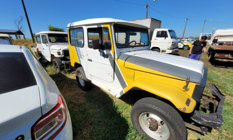 Caminhonete TOYOTA Bandeirante 4x4x leilão de frota policia militar