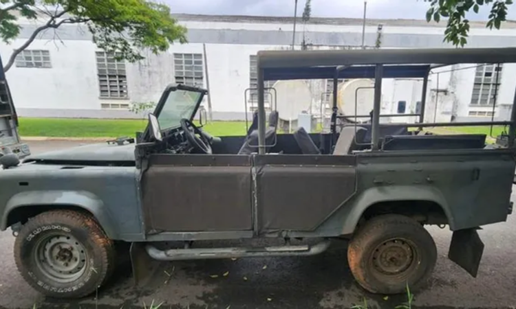 Picape Land Rover Defender Leilão do Exército tem viaturas militares 4x4