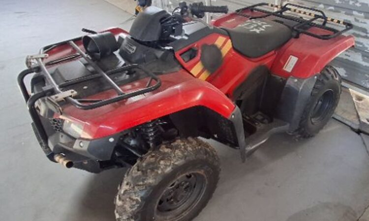 Leilão veiculos de frota do governo estadual quadriciclo 4x4 vermelho